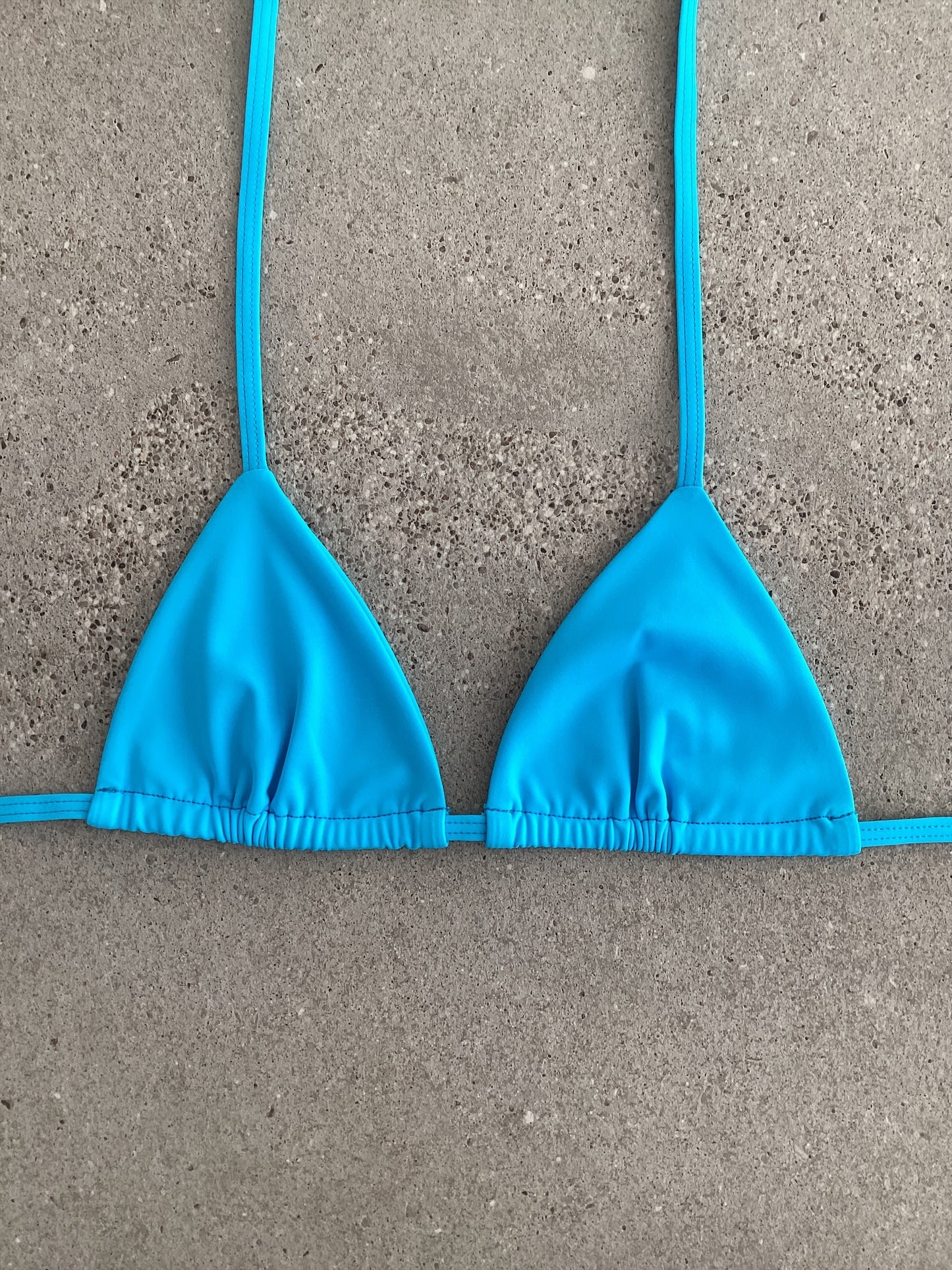 Top de bikini color aguamarina