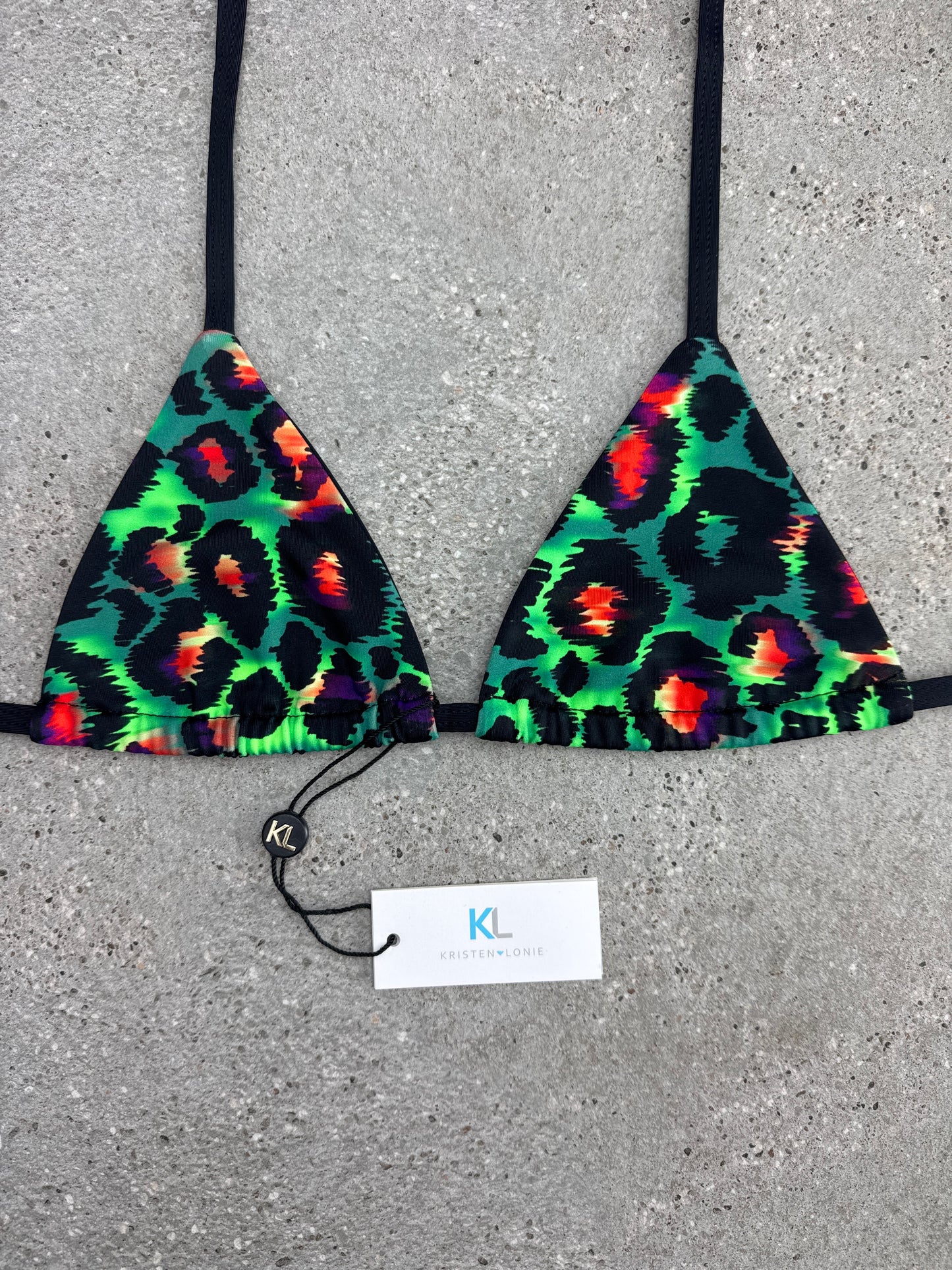 Top de bikini de leopardo salvaje