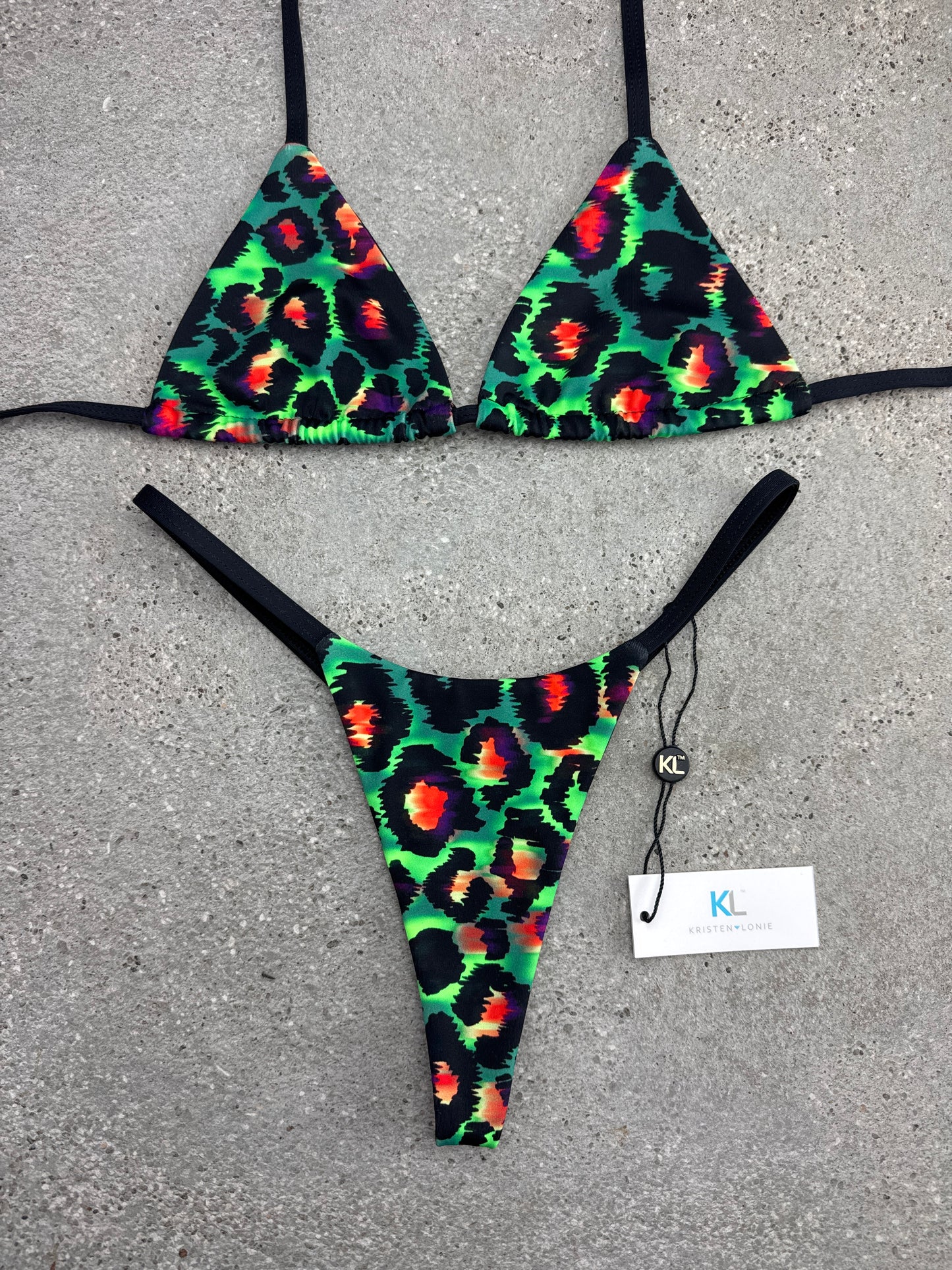 Top de bikini de leopardo salvaje
